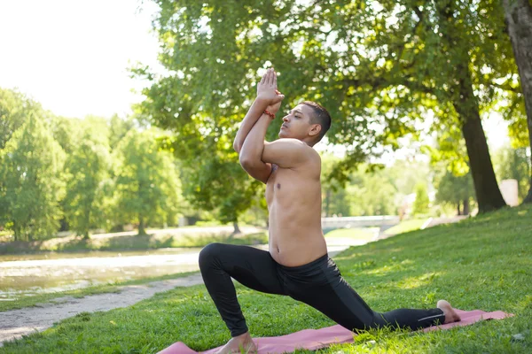 Low lunge with garudasana hands — Stockfoto