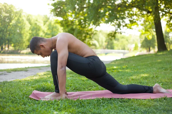 Yoga man in park — 图库照片