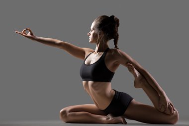 Deniz kızı yoga pose