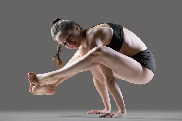 Shoulder-Pressing Yoga Pose — Stock fotografie