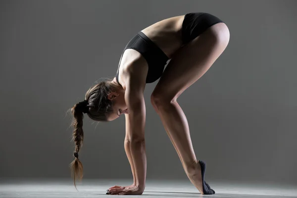 Young fit woman doing stretching exercises — Stockfoto