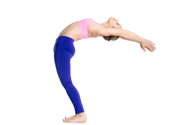 Yogi female doing Ardha Chakrasana — Stock fotografie