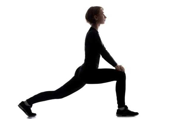 Sporty woman doing lunge exercises — Stock Photo, Image