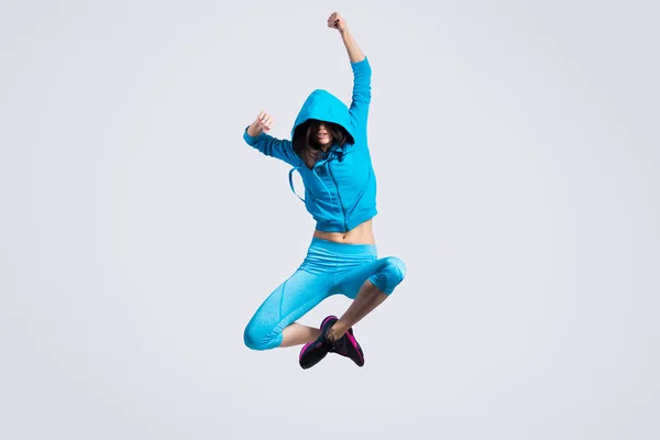 Flickan hoppar i hoodie sweatshirt — Stockfoto