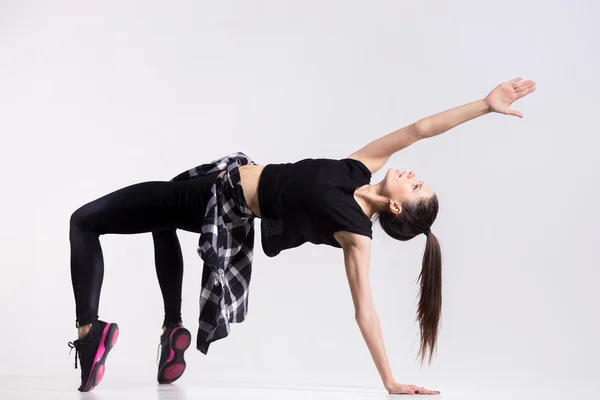 Bailarina adolescente haciendo ejercicio de puente — Foto de Stock