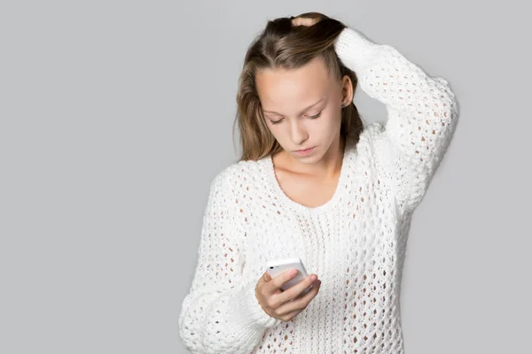 Upset girl with cellphone — Stock Photo, Image