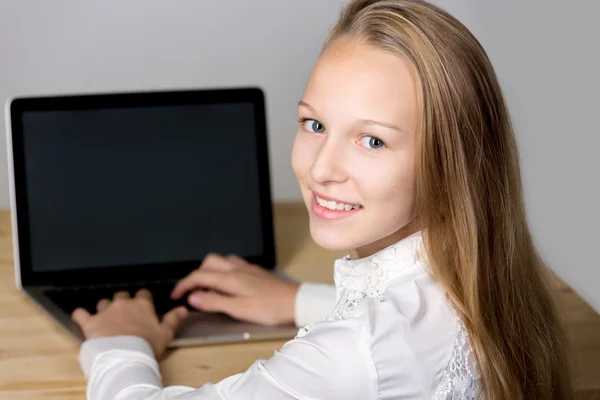 工作用的笔记本电脑的女孩 — 图库照片