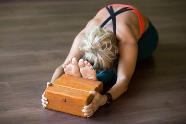 Paschimothanasana duruş ile Iyengar blok