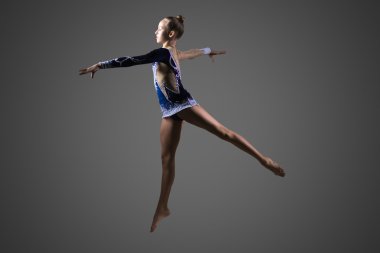 jimnastikçi kız atlama