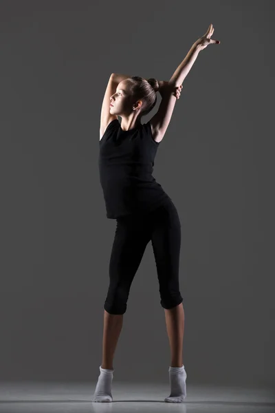 Chica gimnasta haciendo ejercicio — Foto de Stock