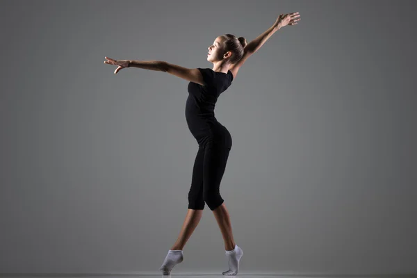 Hermosa chica bailando — Foto de Stock