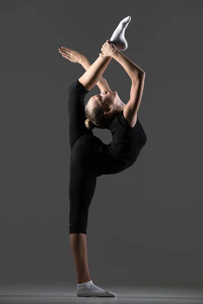 Gymnast girl doing standing backbend — 图库照片