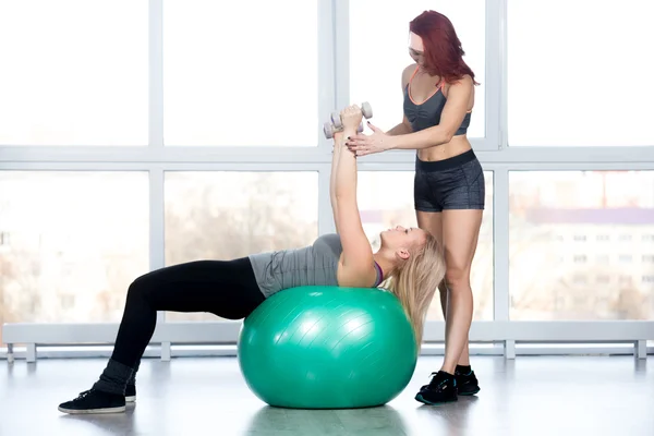 Donne che fanno esercizi di pilates in palestra — Foto Stock