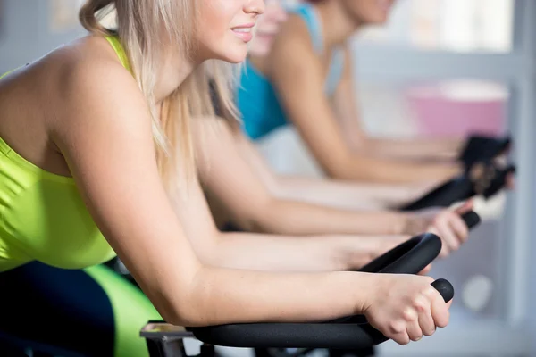 Gruppo di donne che fanno cardio training ciclistico — Foto Stock