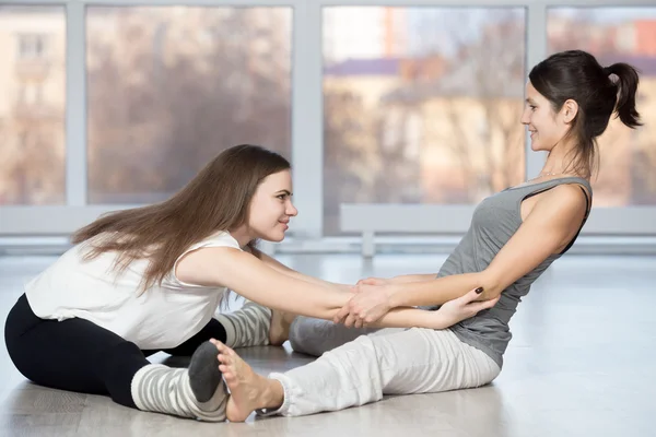 Seated straddle pose with partner — Zdjęcie stockowe