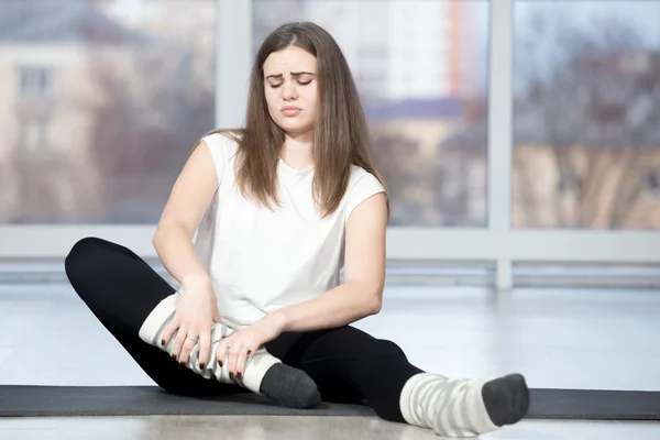 Woman injured her ankle during sport exercise — Stock Photo, Image