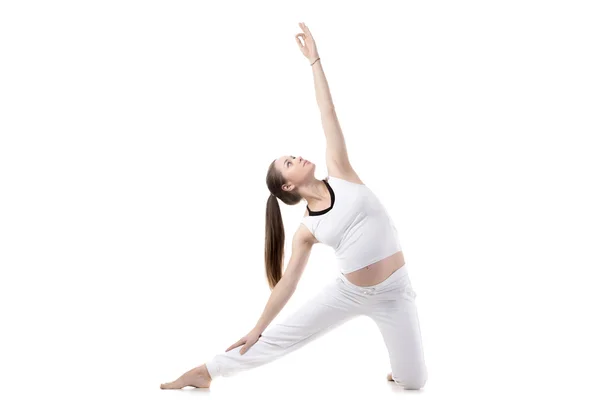 Pränatales Yoga, Tor-Pose — Stockfoto