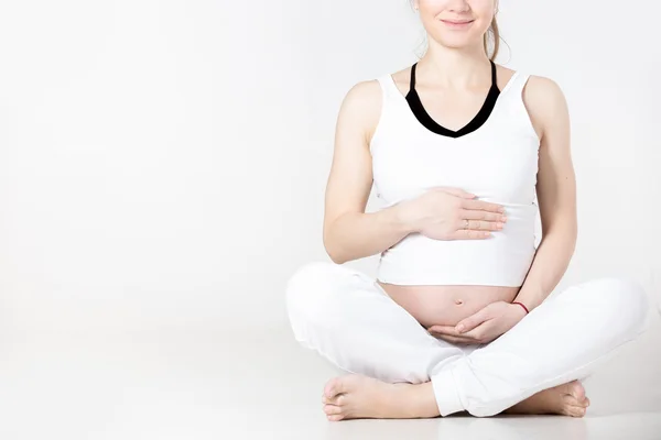 Yoga prenatal, posición de piernas cruzadas —  Fotos de Stock