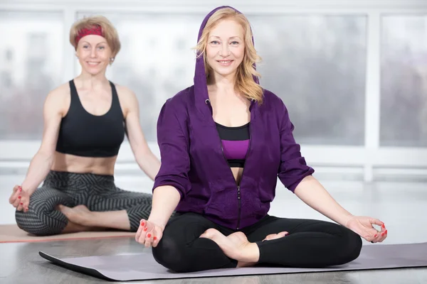 Femmes âgées en session de méditation — Photo