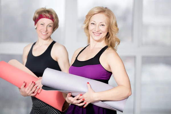 Portrait of two mature athletic women — 图库照片