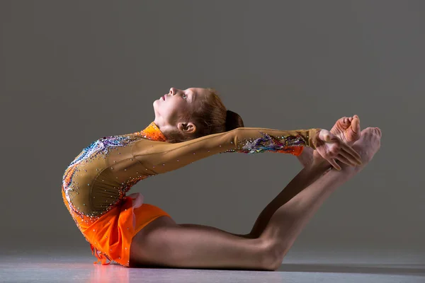 Bailarina chica haciendo backbend ejercicio atlético —  Fotos de Stock