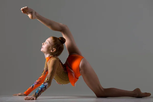 Bailarina chica haciendo backbend gimnasia postura — Foto de Stock