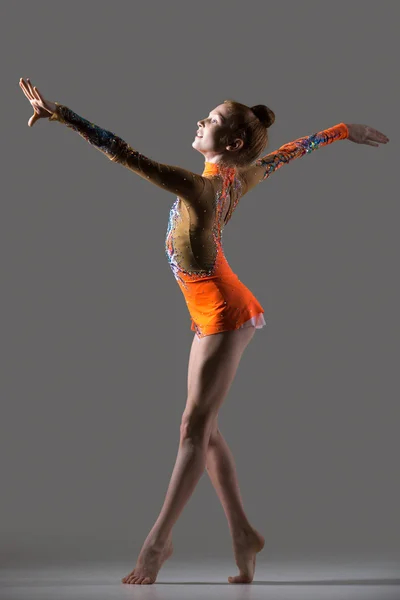 Smiling gymnast girl dancing — Stock fotografie