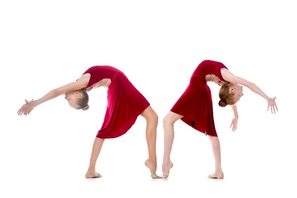Dos hermosas chicas bailando backbend — Foto de Stock