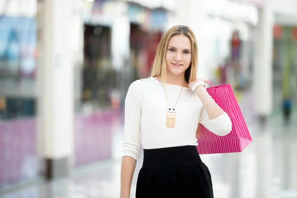 Hermosa compra femenina con bolsas de papel — Foto de Stock
