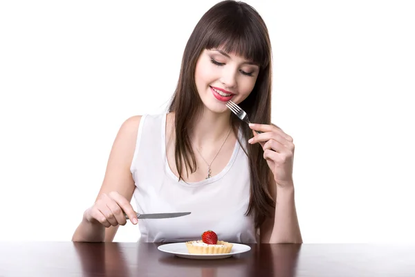 Young woman tempted to eat cake — Stockfoto