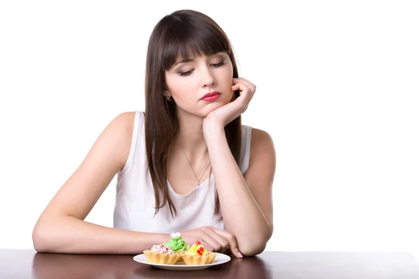 Dieting woman in front of cake — Stock Photo, Image