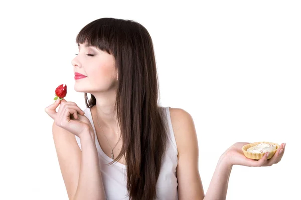 Jonge vrouw genieten van cake — Stockfoto