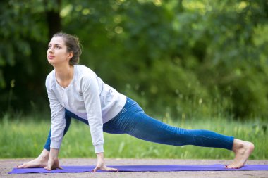 Utthan Pristhasana kolay varyasyon poz park sokakta
