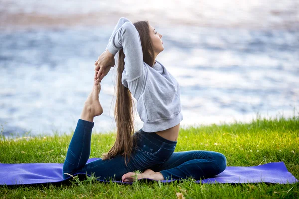 Eka Pada Rajakapotasana on riverbank — Stock Photo, Image