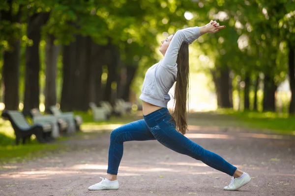 Virabhadrasana 1 no parque — Fotografia de Stock