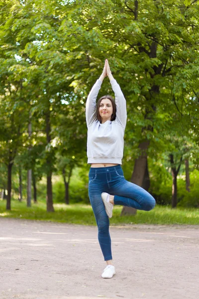 Árbol yoga pose en el callejón del parque —  Fotos de Stock