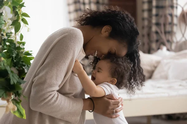 Aimer Maman Africaine Americaine Jouer Avec Bebe Bebe Maternite Joyeux Stock Photo Aimer Maman Africaine Americaine Jouer Avec Bebe Bebe Maternite Joyeux Stock Photo