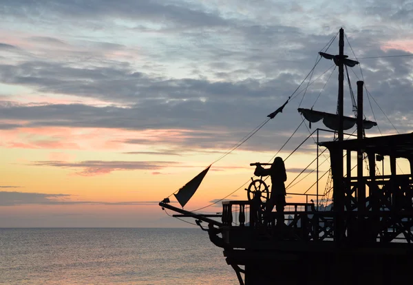 Silhouette d'un bateau pirate au coucher du soleil — Photo