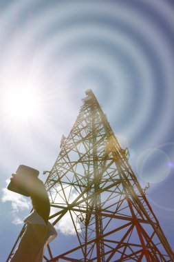 Bir akıllı telefon telekomünikasyon Kulesi tutan kadın