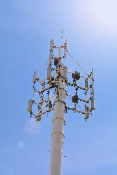 Antennes de télévision à mât de télécommunication — Photo