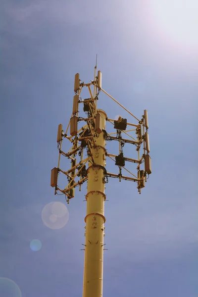 Mástil de telecomunicaciones antenas de televisión — Foto de Stock