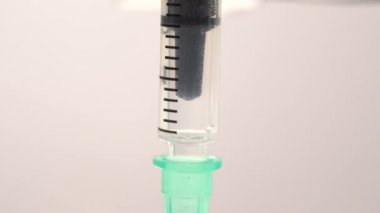 Aşıyı ya da ilaç şırıngasını damardan gelen kanla dolduruyorum. Aşırı makro. Hasta kanı ve steril tıbbi iğneyle karıştırılmış ilaç tedavisi, aşı için koronavirüs antivirüsü..