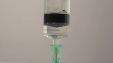 Şırınga, bir hastanın kanını ilaç ve enjeksiyonla karıştırıyor. Sıvı kanla karıştırılmış tuzlu solüsyon. Denetimli opioid tedavisinin tıbbi prosedürü ve yönetimi.