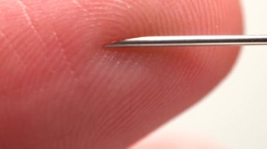 Parmak şırıngaya değiyor. Makro, kapat. Trypanofobi, enjeksiyon ya da enjeksiyon korkusu. Keskin iğneye tehlikeli bir şekilde yakın deri. Fobiler ve travmalar.