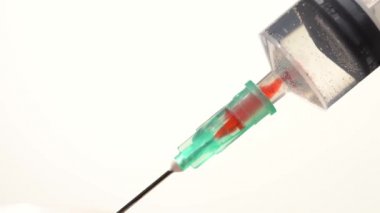 Şırınga, bir hastanın kanını ilaç ve enjeksiyonla karıştırıyor. Sıvı kanla karıştırılmış tuzlu solüsyon. Denetimli opioid tedavisinin tıbbi prosedürü ve yönetimi.