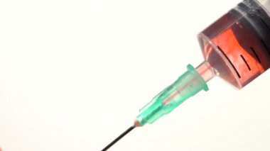 Aşıyı ya da ilaç şırıngasını damardan gelen kanla dolduruyorum. Aşırı makro. Hasta kanı ve steril tıbbi iğneyle karıştırılmış ilaç tedavisi, aşı için koronavirüs antivirüsü..