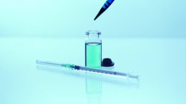 Tıp aşısı bilim adamı Coronavirus, COVID-19, MERS, 2019-ncov 'a karşı aşı araştırmaları üzerinde çalışıyor ve geliştiriyor. Mavi sıvıyı cam şişeyle pipetle karıştırıyorum. Değerlendirme ve denemeler.