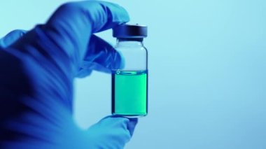 Tıp aşısı bilim adamı cam şişeyi aşıyla tutuyor. Coronavirus 'a karşı aşı araştırması geliştirme kavramı, COVID-19. Klinik öncesi değerlendirme, klinik faz denemeleri geliştirme testi.