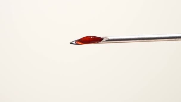 Gocce di sangue dalla punta della siringa medica. Liquido sanguinante che gocciola dall'ago, macro da vicino. Illustrazione dell'orrore della dipendenza. Siringa usata ago nel sangue. Amministrazione delle droghe di strada. — Video Stock