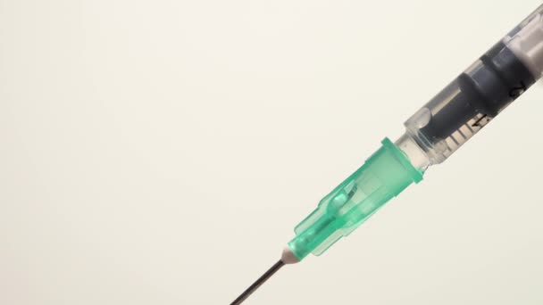 Plnění vakcíny nebo stříkačky s léky krví z žíly, extrémní makro. Podávání léků smíchaných s krví pacienta a sterilní lékařskou jehlou, koronavirová antivirová injekce pro imunizaci. — Stock video